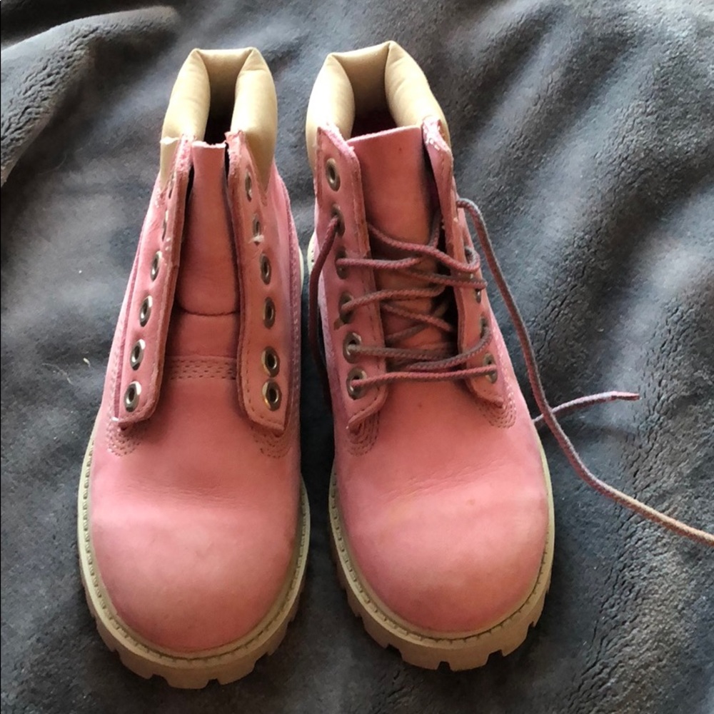 Girls timberland boots size 10. Missing a shoelace